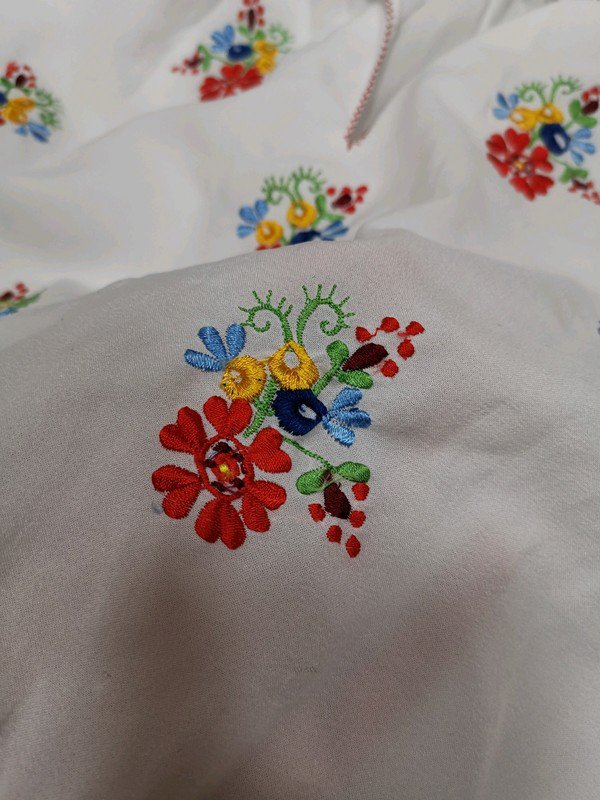 Leichte Bluse mit Glocken Ärmeln und Stick Muster Blumen