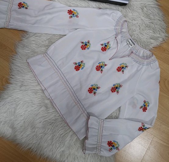 Leichte Bluse mit Glocken Ärmeln und Stick Muster Blumen