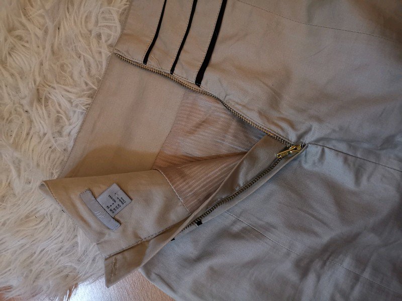 Beige nude bleistiftrock mit schwarzen details