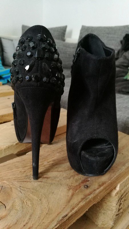 Schwarze highheels mit steinchen