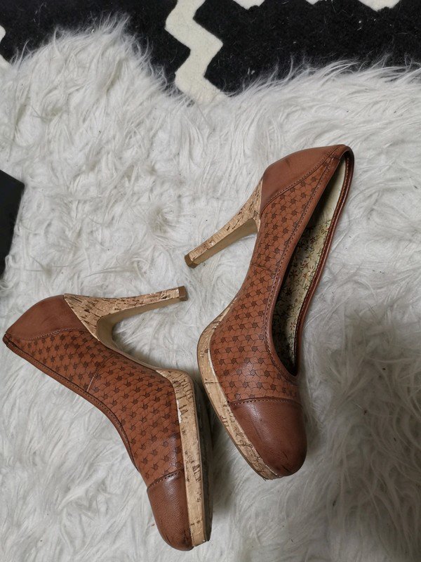Braune pumps mit Kork