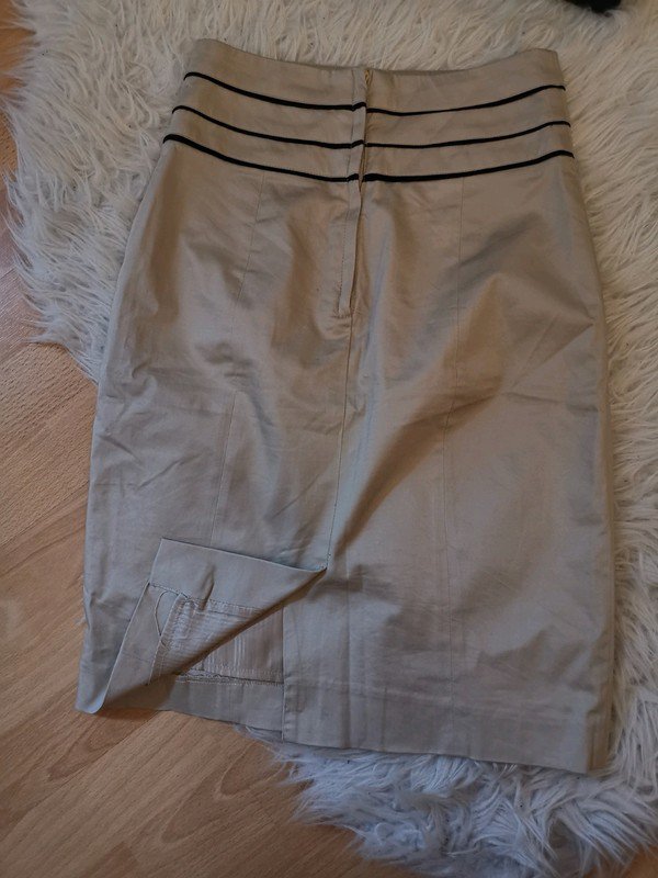 Beige nude bleistiftrock mit schwarzen details