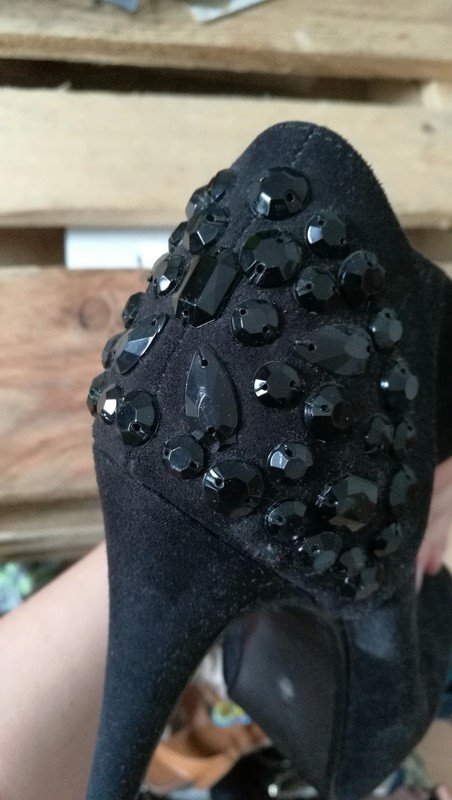 Schwarze highheels mit steinchen