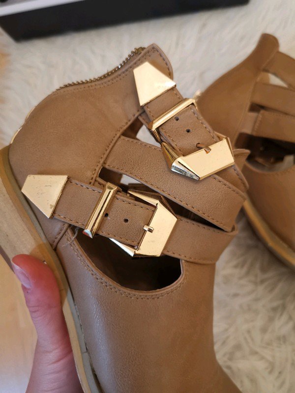 Cut Out Boots / Stieflette