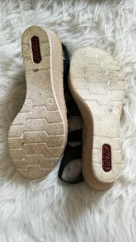 Neuwertige Rieker Sandale mit Keilabsatz