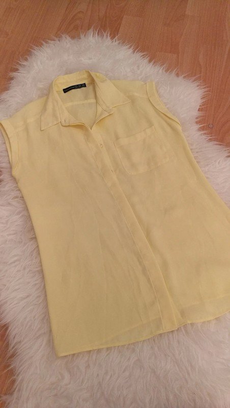 schlichte sonnengelbe Bluse