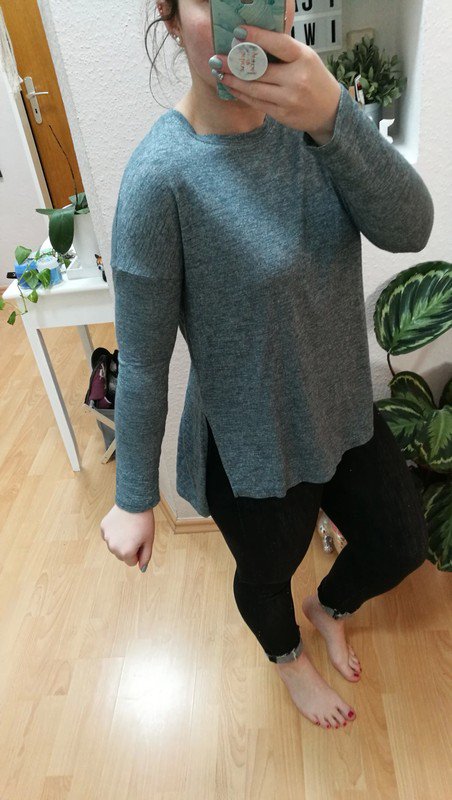 Langer Pullover mit schlitzen