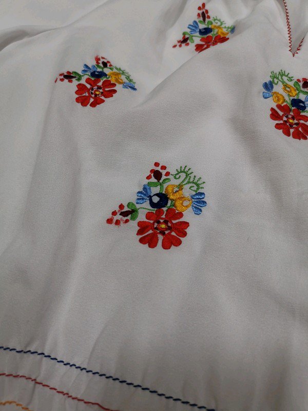 Leichte Bluse mit Glocken Ärmeln und Stick Muster Blumen