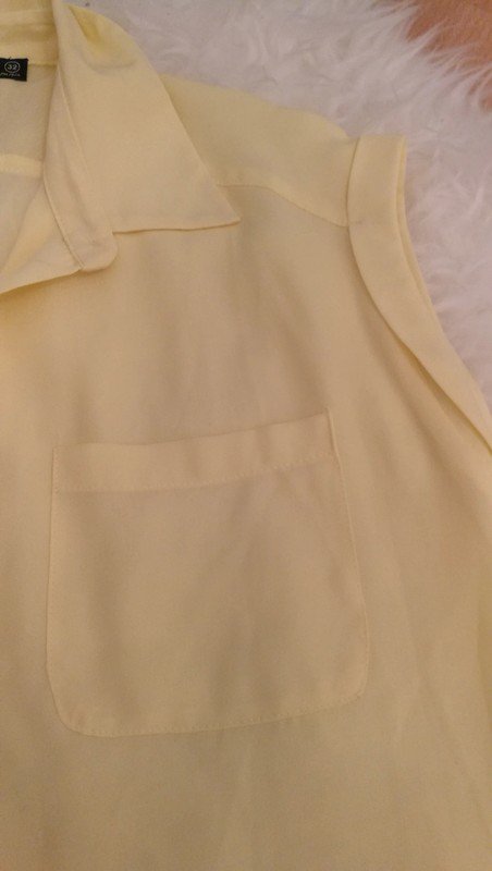 schlichte sonnengelbe Bluse