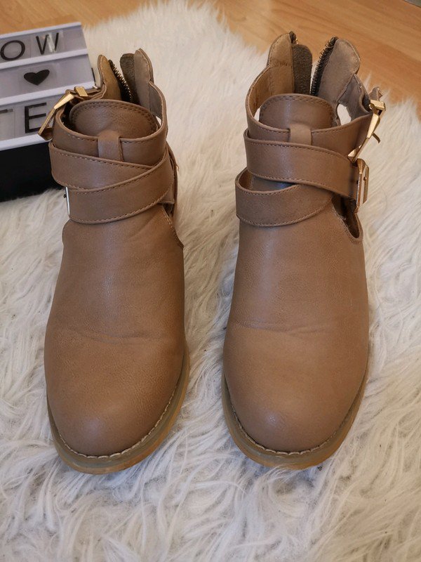 Cut Out Boots / Stieflette