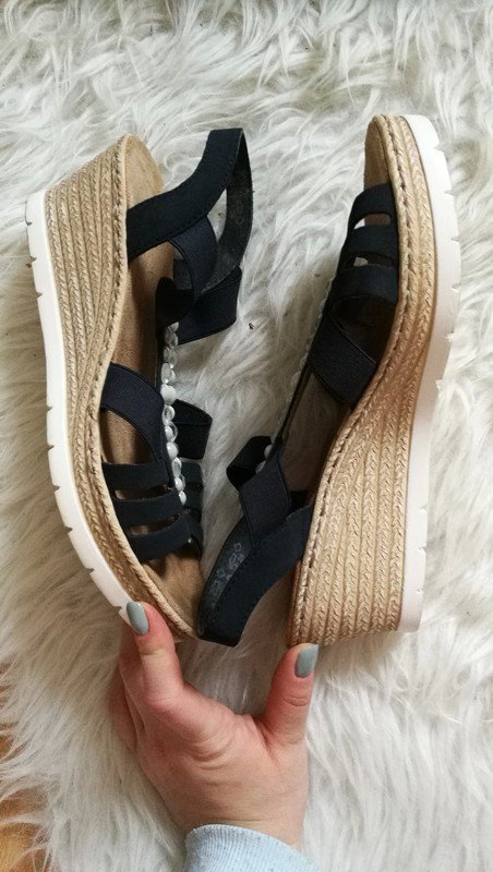 Neuwertige Rieker Sandale mit Keilabsatz