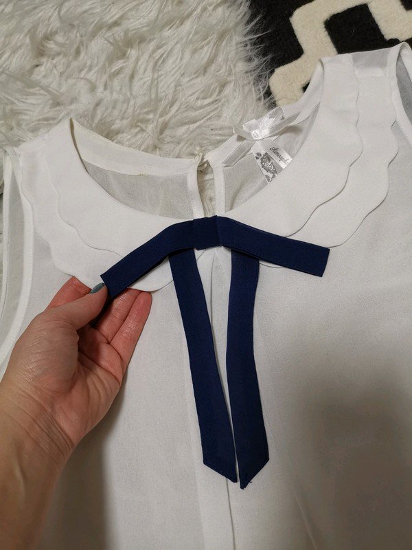 Top Mit Schleife und Kragen