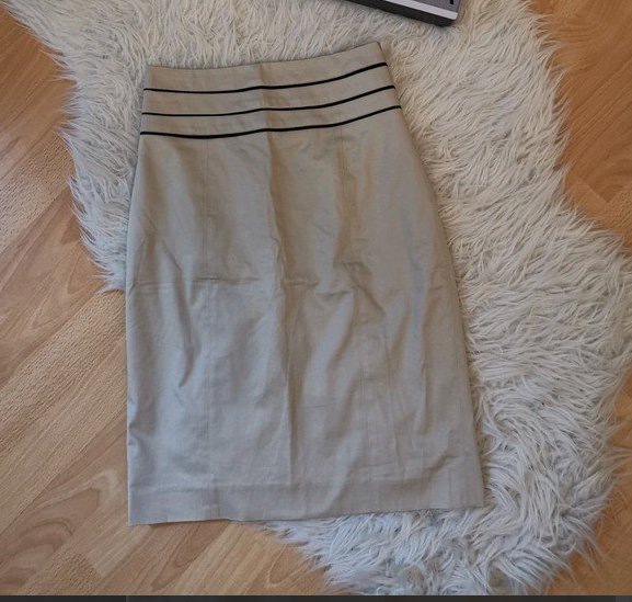 Beige nude bleistiftrock mit schwarzen details