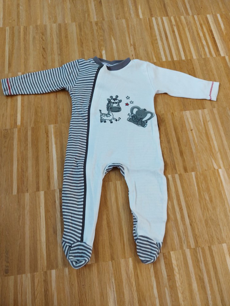 weißgrau gestreifter Baby-Schlafanzug mit Zebra und Elefant Gr. 62