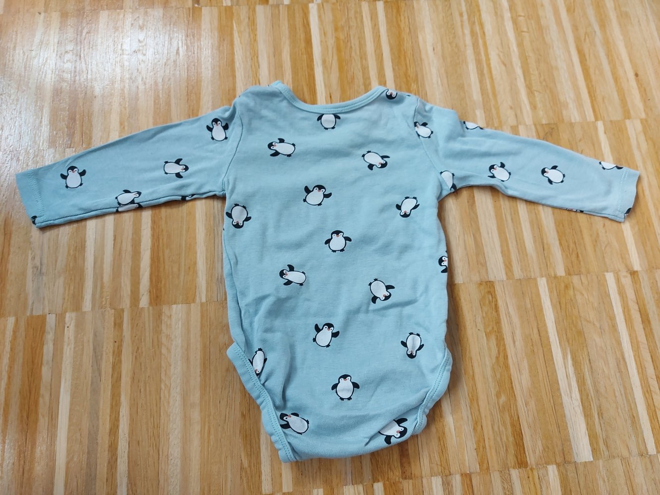 langärmliger türkisfarbener Baby-Body mit süßen Pinguinen, Gr. 68