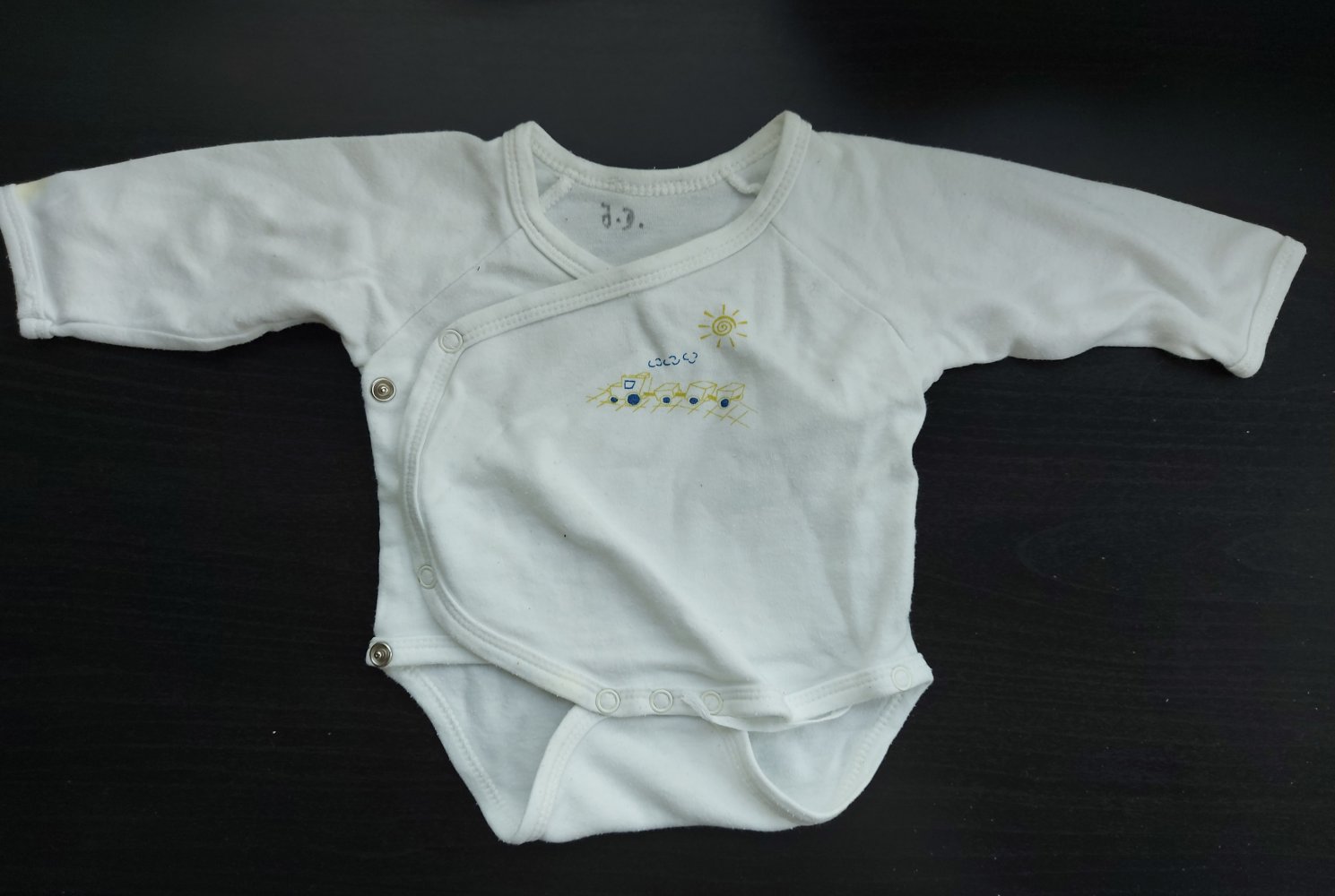 weißer Langarm-Wickelbody mit Eisenbahn