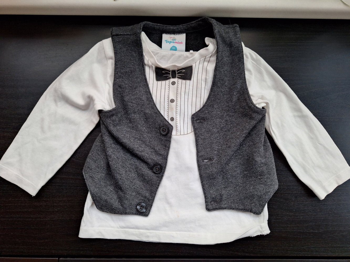 2-teiliges Set: Weißes Langarmshirt mit aufgedruckter Fliege und anthrazitfarbener Weste, Gr. 86