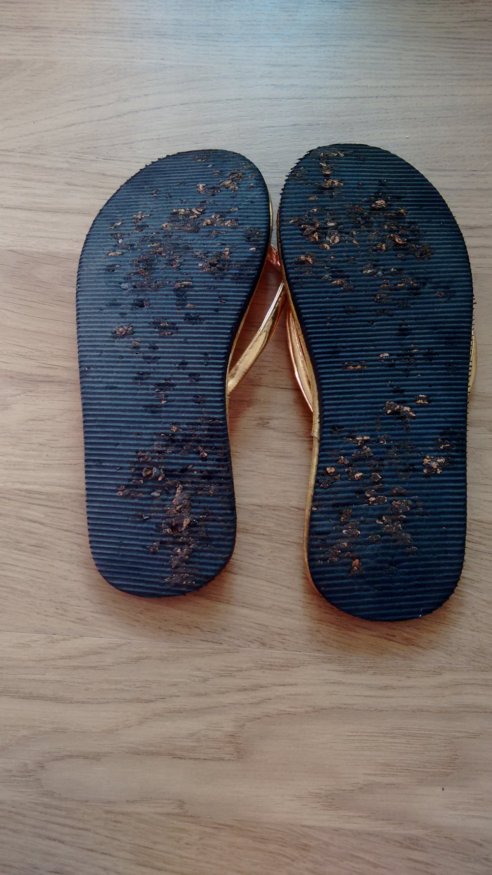 gold glänzende Zehentrenner mit dünner Sohle