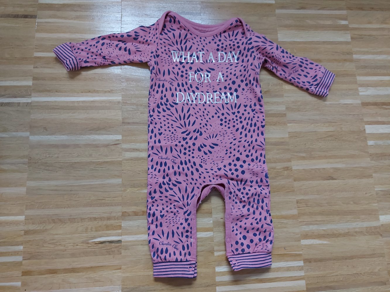 lachsfarbener Baby-Schlafanzug mit Leoprint, Gr. 62 What a day for a daydream Baby Jumpsuit