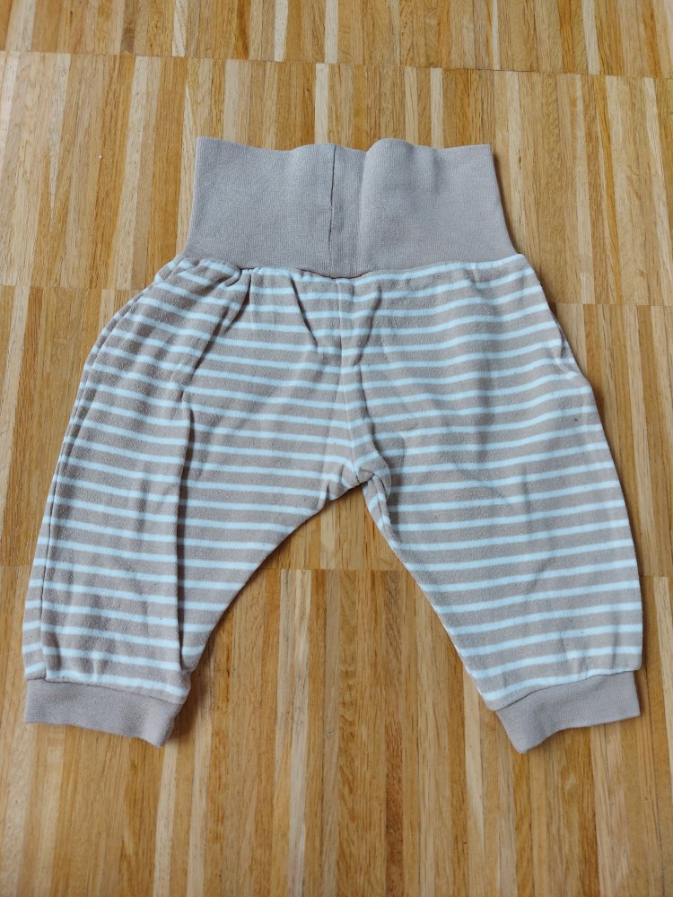 hellbraun-weiß gestreifte Babyhose, Gr. 50-56 mit Bärchen