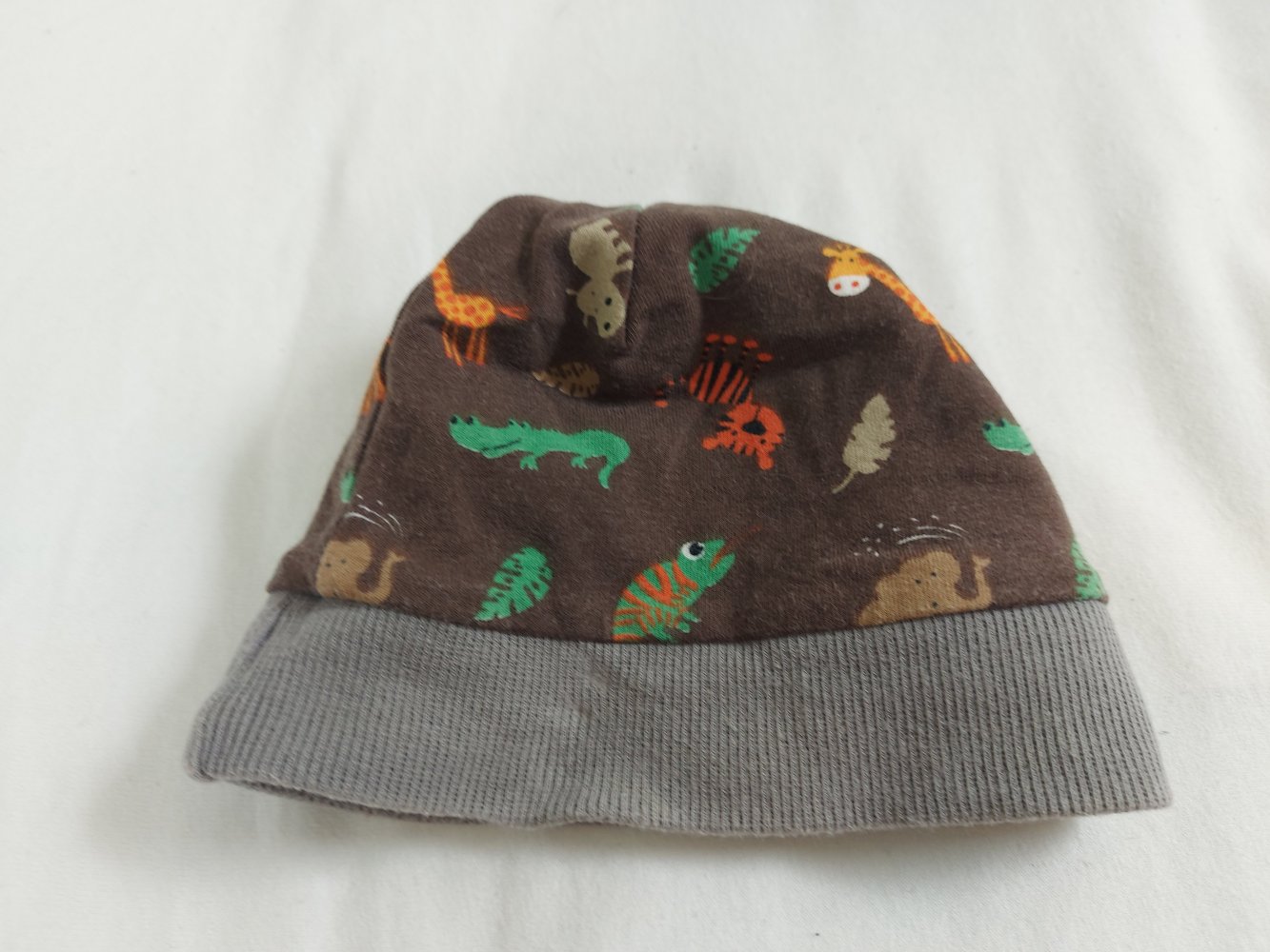 Tolle Babymütze mit Tiermotiven in beiden Wendedesigns