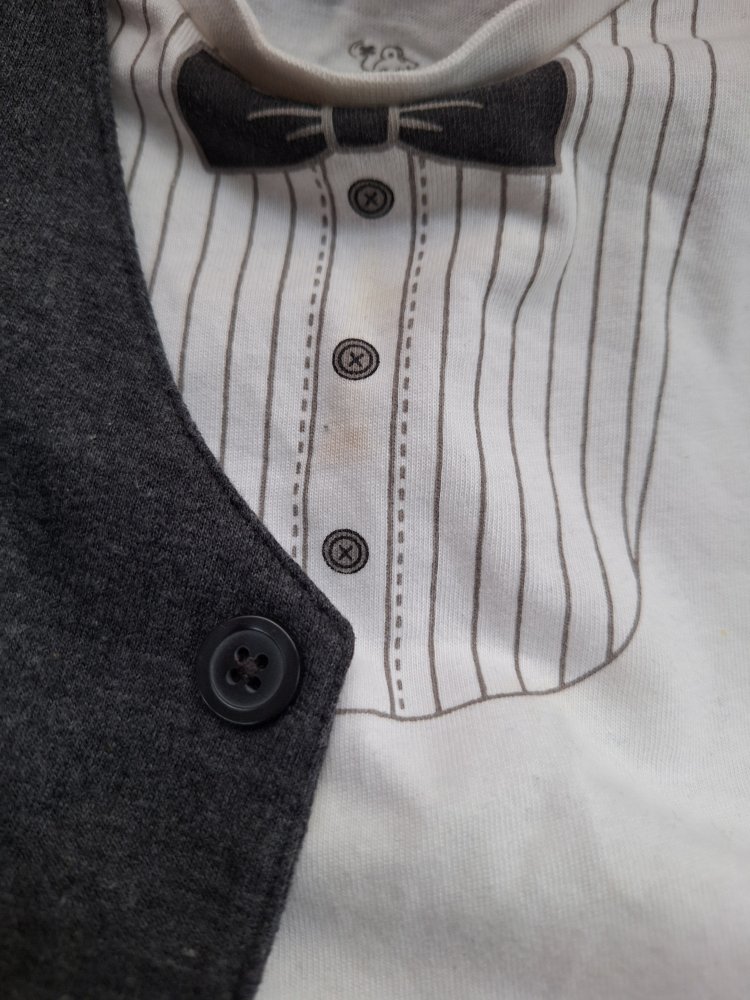 2-teiliges Set: Weißes Langarmshirt mit aufgedruckter Fliege und anthrazitfarbener Weste, Gr. 86