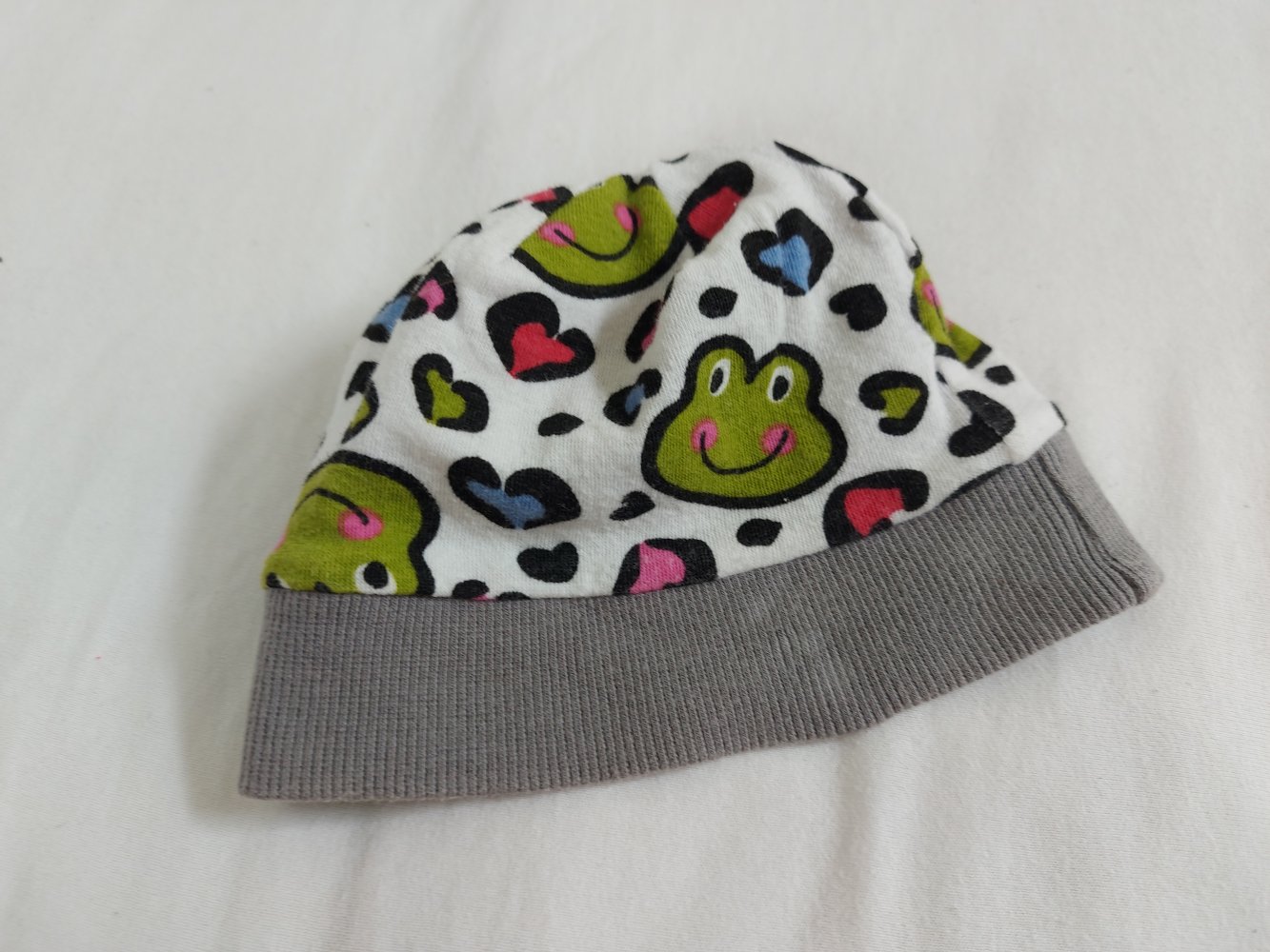 Tolle Babymütze mit Tiermotiven in beiden Wendedesigns