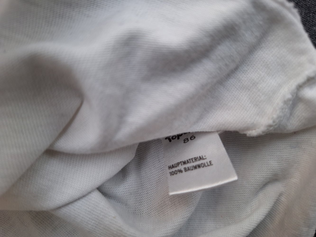 2-teiliges Set: Weißes Langarmshirt mit aufgedruckter Fliege und anthrazitfarbener Weste, Gr. 86