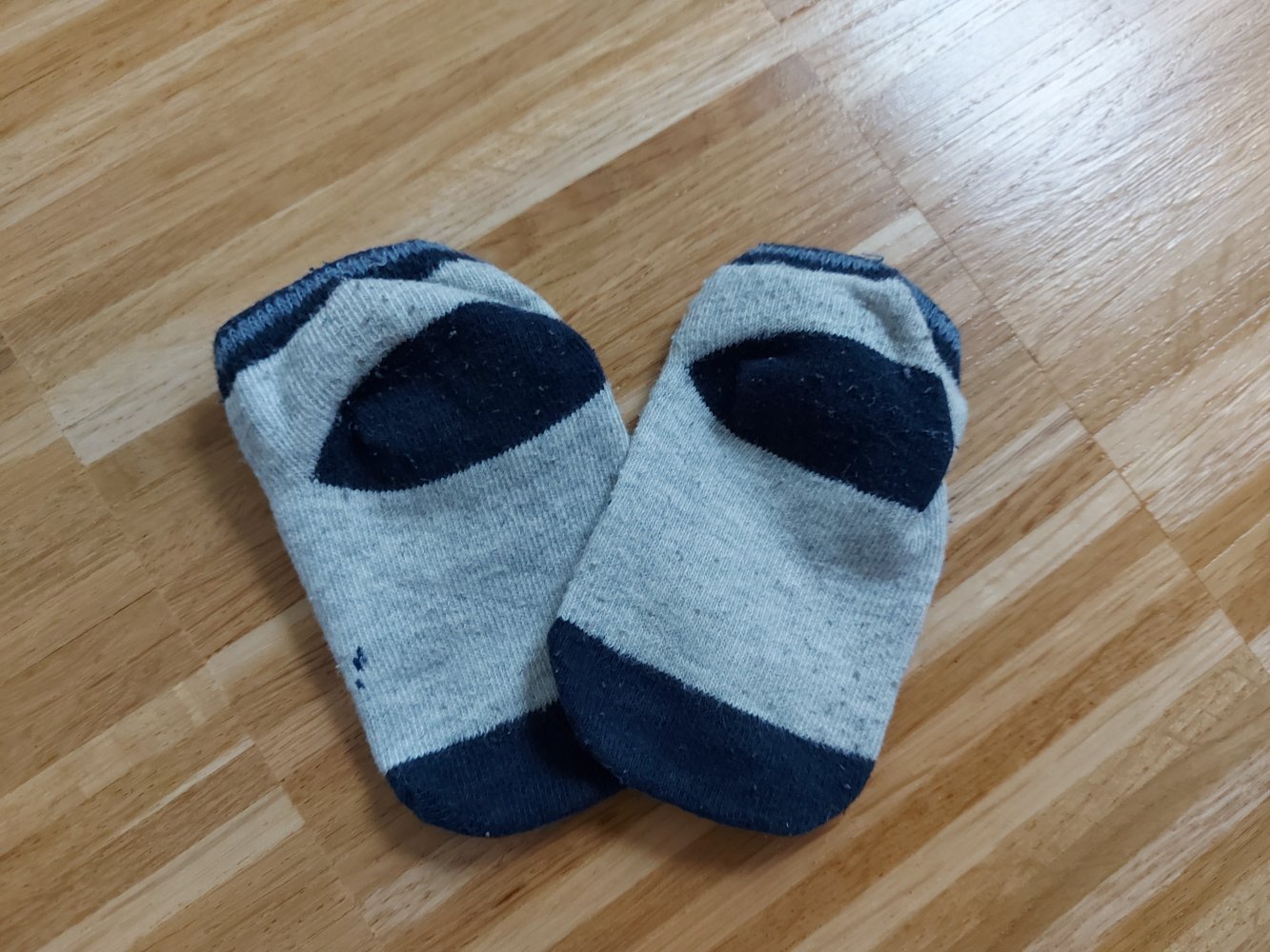 blaugraue Babysöckchen mit Traktormotiv 