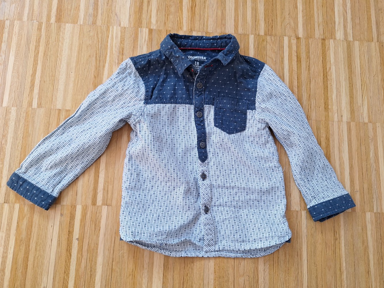 weiß-blaues langärmliges Hemd