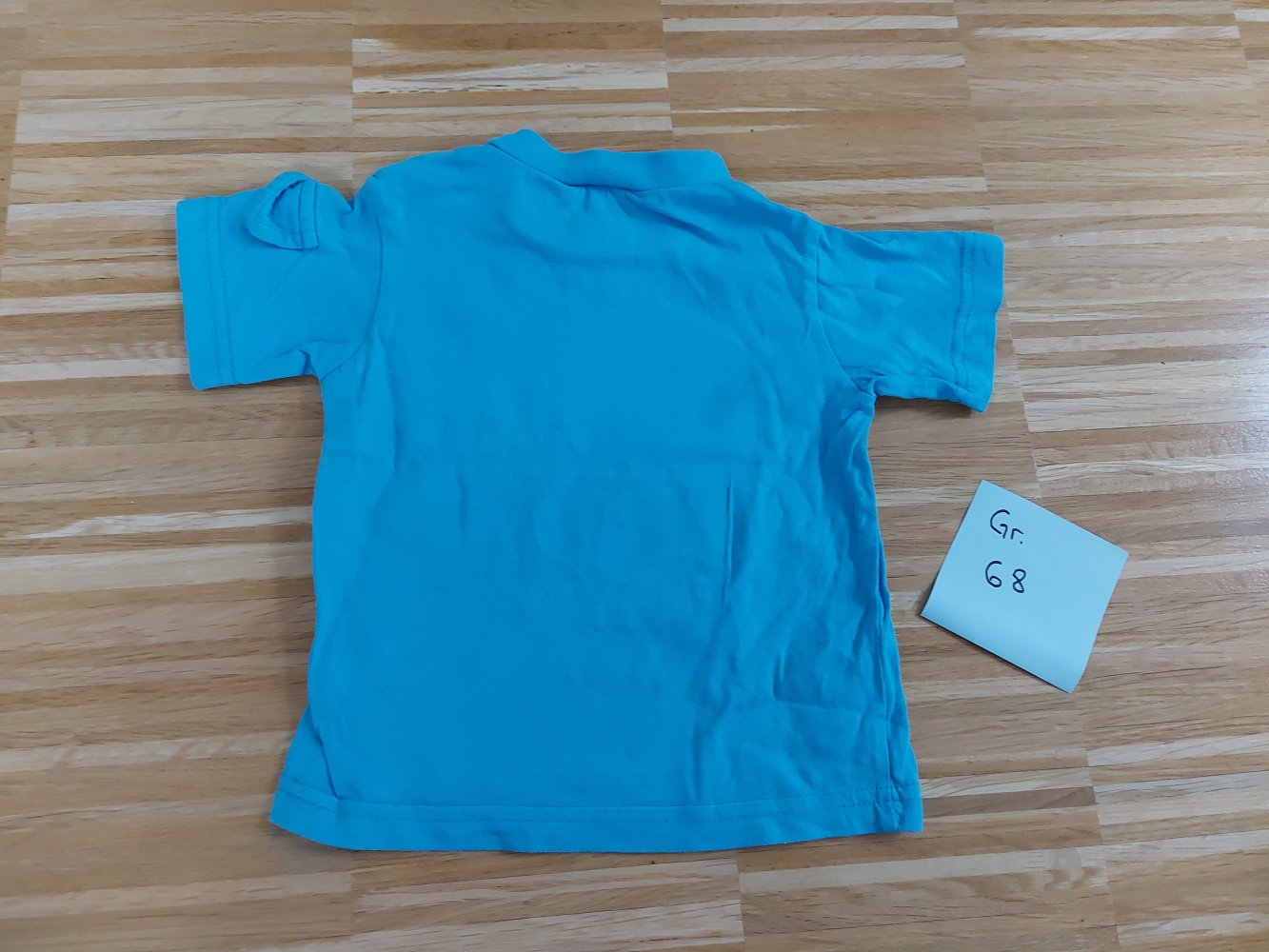 kurzärmliges blaues T-Shirt mit Auto 