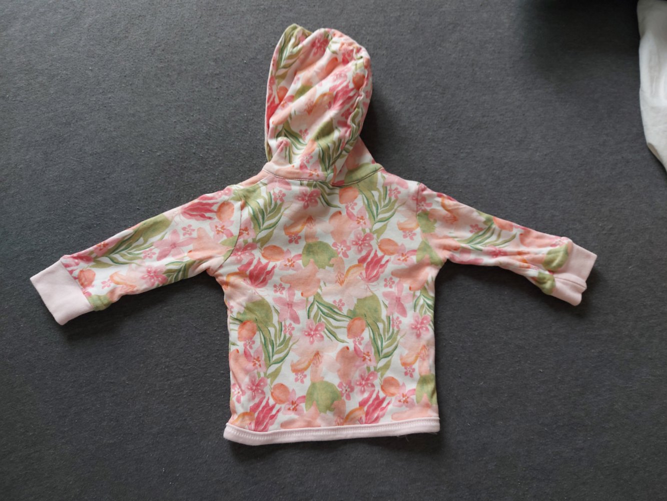 wunderschöne rosa Baby-Kapuzenjacke / Wendejacke mit Tropenblumen