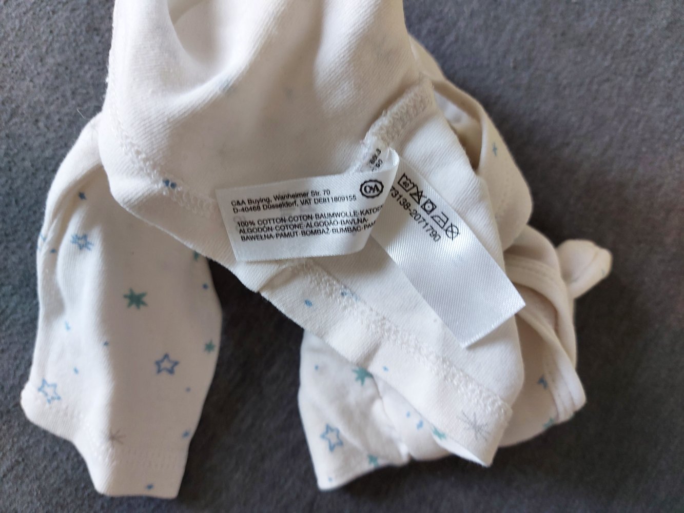 weißer Babypullover mit hellblauen Sternen, Gr. 56