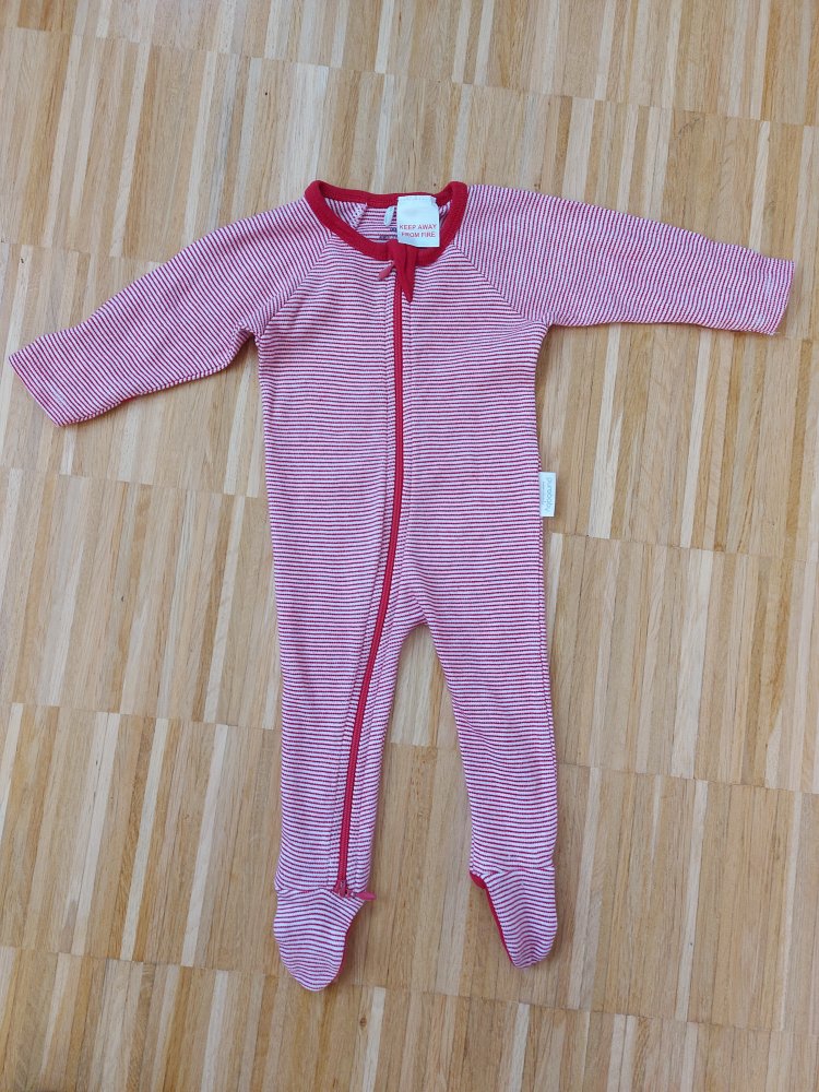 rot-weiß gestreifter Baby-Schlafanzug