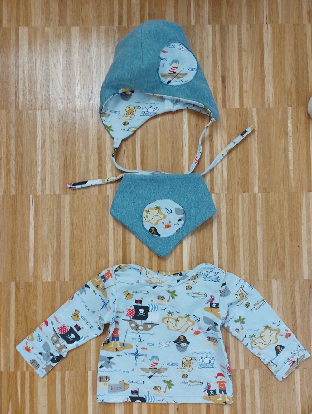 3-teiliges Set: Babypullover, Dreieckstuch und Mütze mit bunten Piratenmotiven
