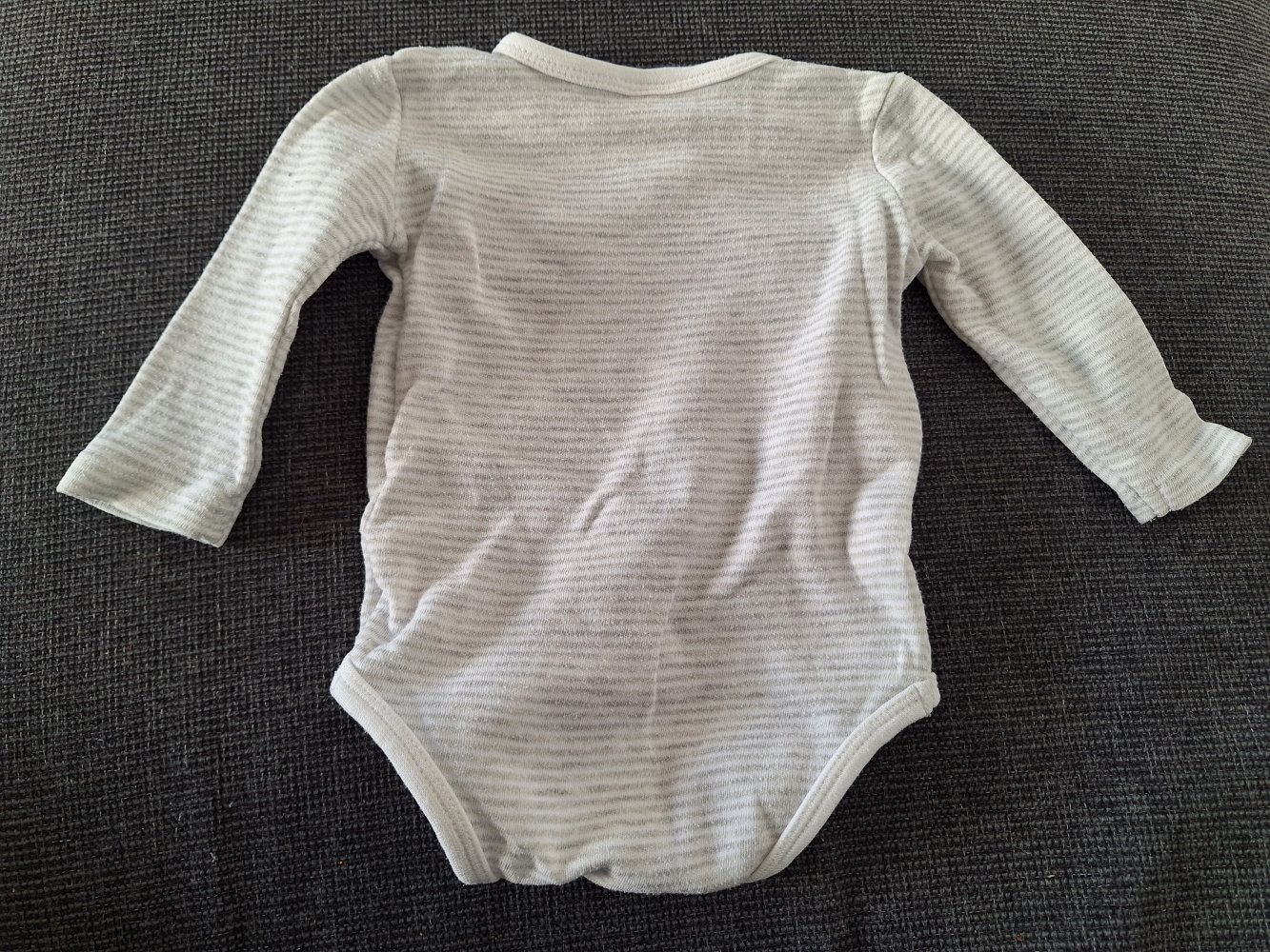 weiß-grau gestreifter langärmliger Wickelbody Gr. 50/56 unisex geschlechtsneutral