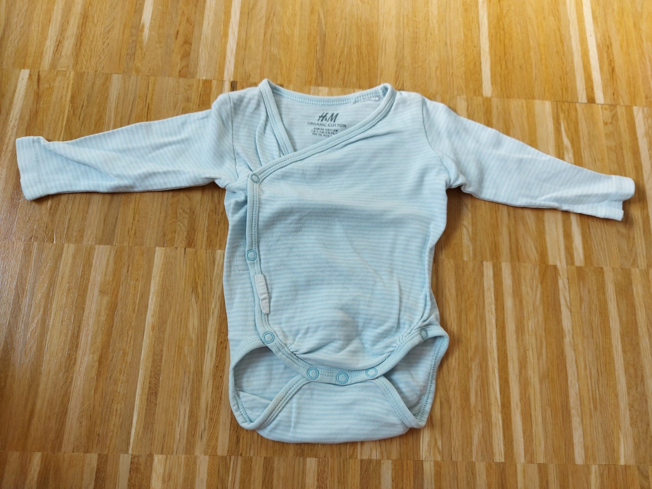 hellblau gestreifter Langarm-Wickelbody H&M Gr. 56