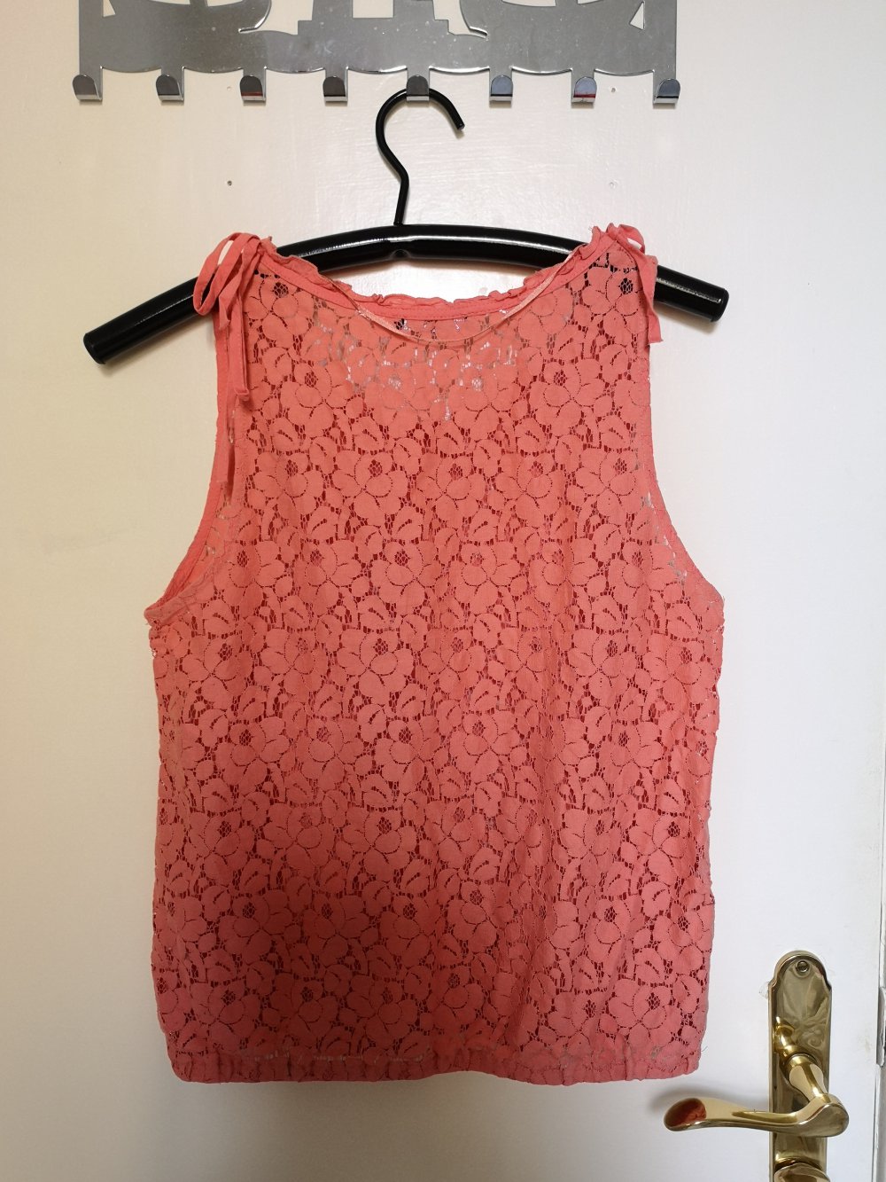 orangefarbenes/korallfarbenes Top mit Spitzen-Blumenmuster