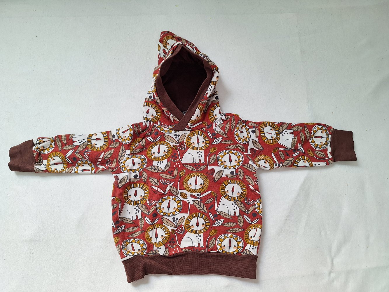 langärmliger roter Kapuzenpullover mit Löwen Hoodie Longsleeve