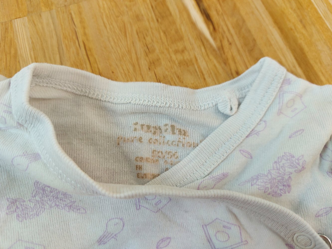 weißer Langarm-Wickelbody mit süßem lila Spatzen-Muster Gr. 50/56