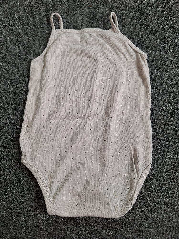 zartrosa Body mit Spaghettiträgern und Lochmuster Gr. 80/86