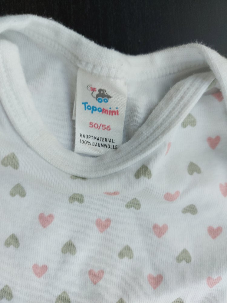 Niedlicher Kurzarmbody mit Herzmuster, Gr. 50/56