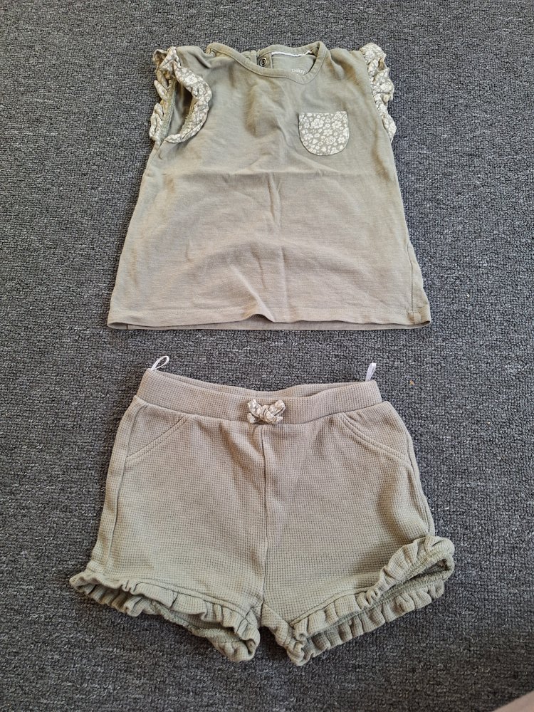 olivgrünes / khakigrünes Sommerset, Gr. 86 Shorts und Top