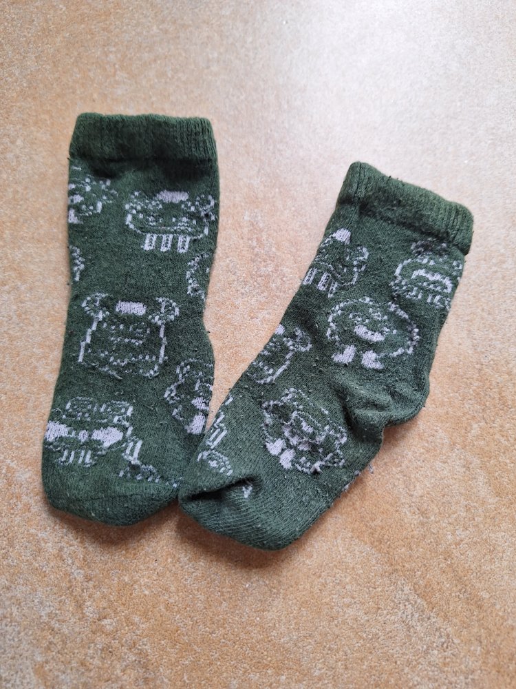 grüne Babysocken mit Monstern ca. Gr. 21