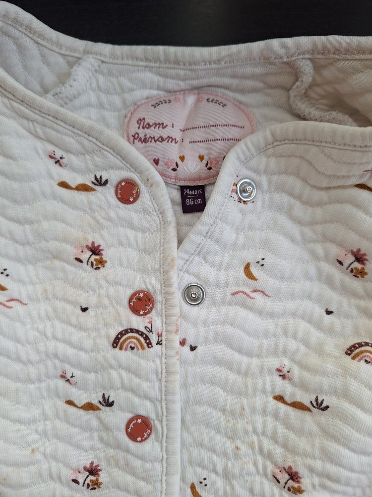 Weiße gesteppte Babyjacke mit Regenbögen, G. 86