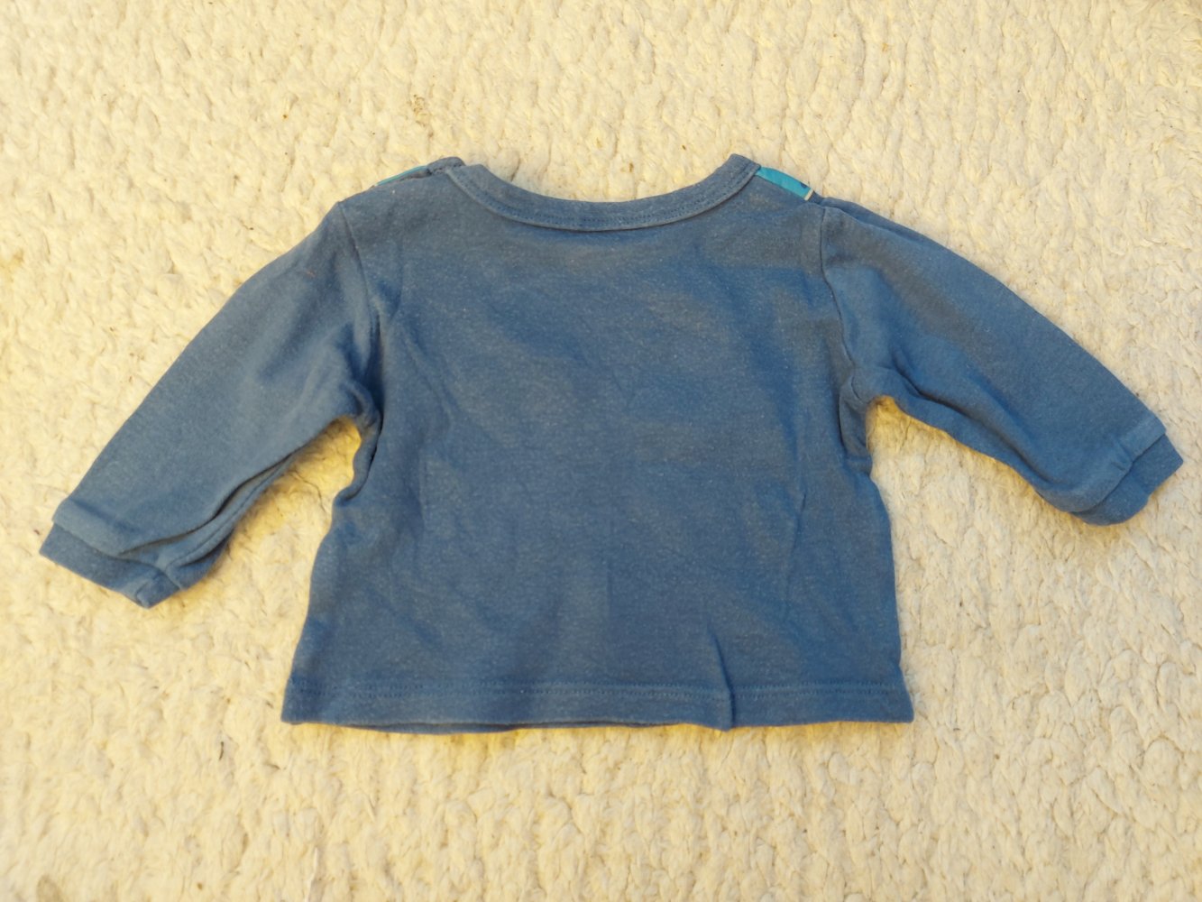 Blauer Langarmpullover mit Schal / Winterpullover für Babys Gr. 62