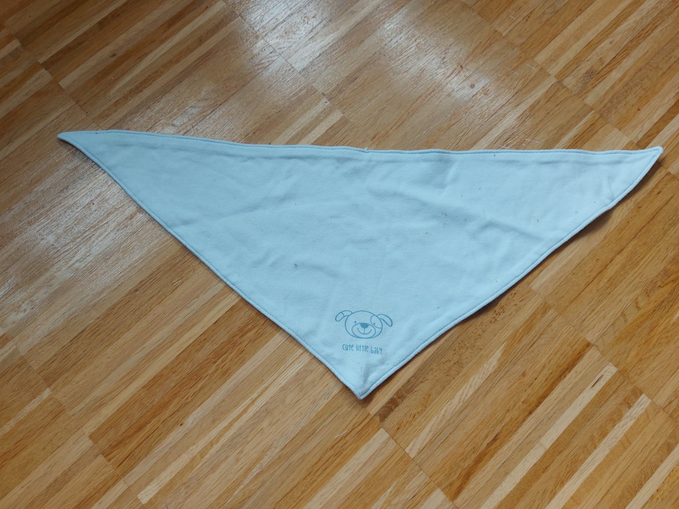 hellblaues Dreieckstuch mit Hundemotiv 