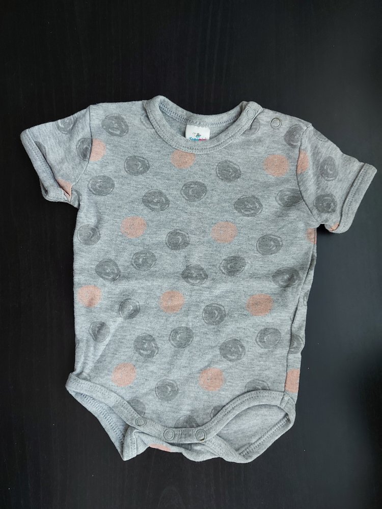 Grauer Kurzarmbody mit Punkten Gr. 50/56
