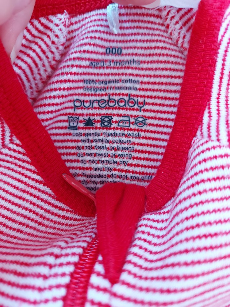 rot-weiß gestreifter Baby-Schlafanzug