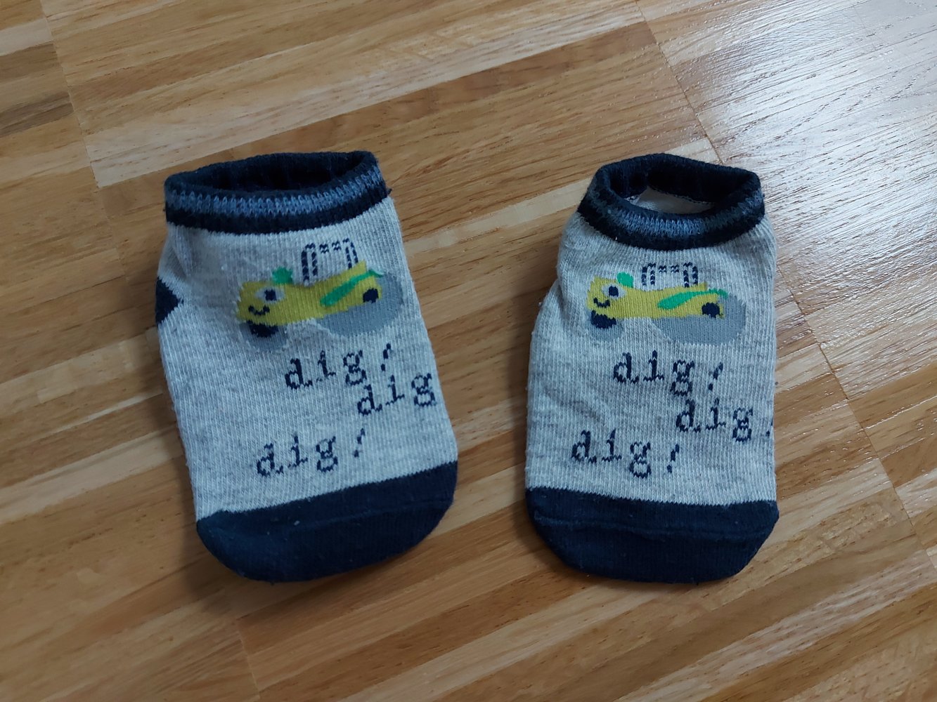 blaugraue Babysöckchen mit Traktormotiv 